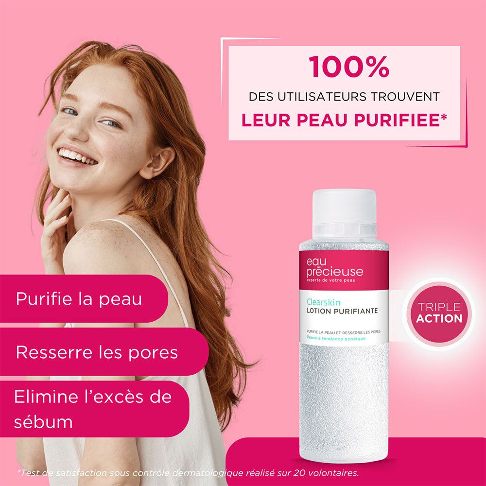 Une femme aux cheveux roux et un flacon de lotion nettoyante. Inscription: Eau précieuse, Clearskin, Lotion purifiante.