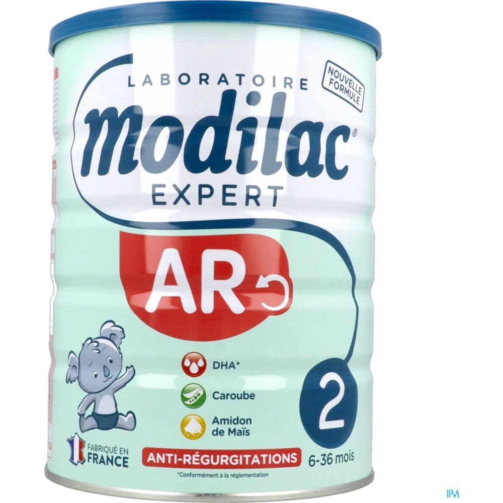 Boîte verte claire avec couvercle bleu. Inscription 'modilac EXPERT AR'. Contient 'DHA', 'Caroube', 'Amidon de Mais'. Recommandé pour les 6-36 mois.