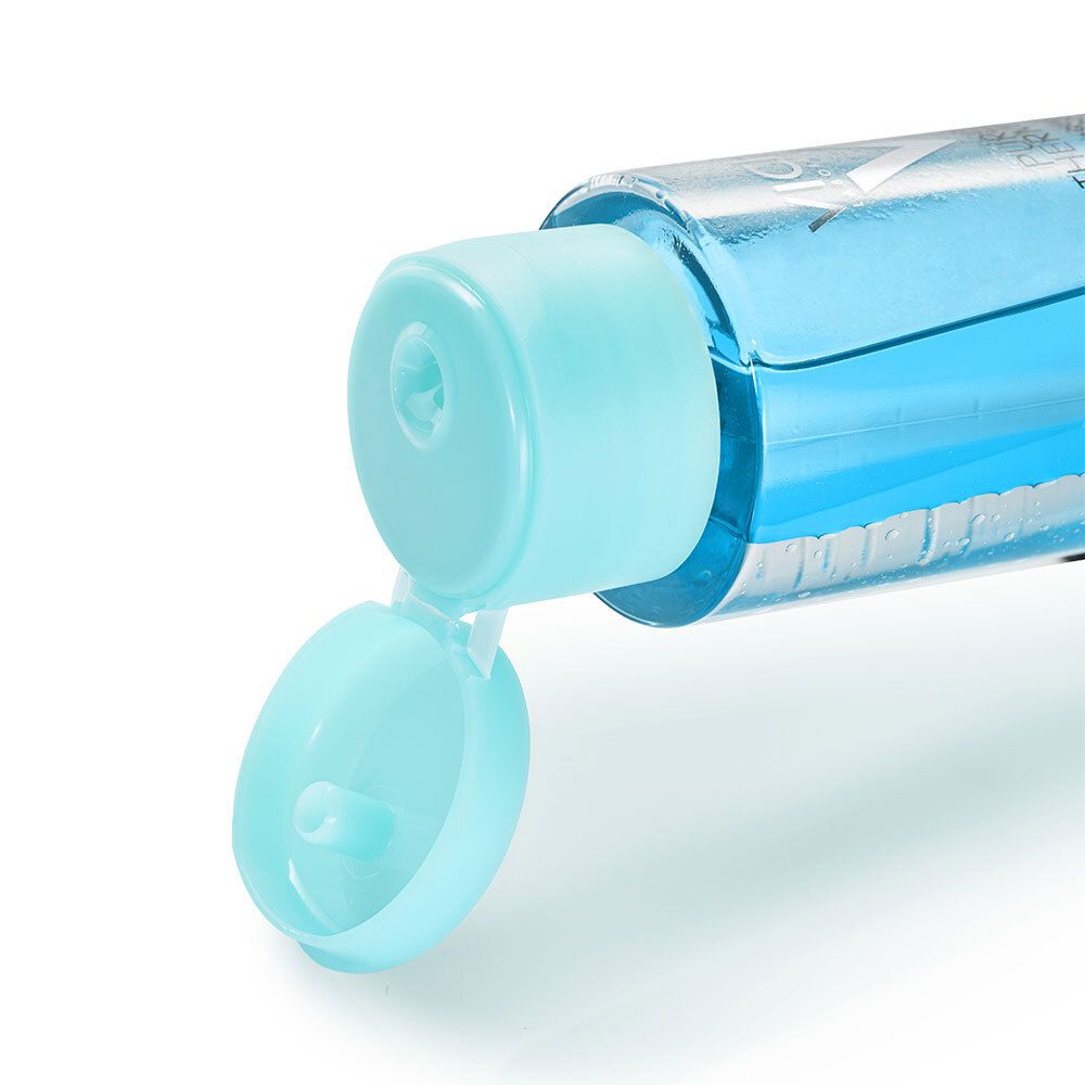 Nahaufnahme des geöffneten Deckels einer blauen Flasche. Der Deckel ist hellblau und hat eine Öffnung.