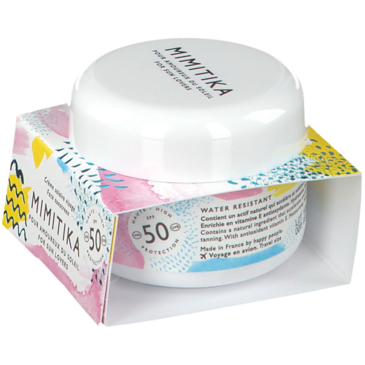 Pot blanc avec couvercle sur boîte imprimée. Sur le pot, "MIMITIKA". Sur la boîte : "SPF 50 Protection".