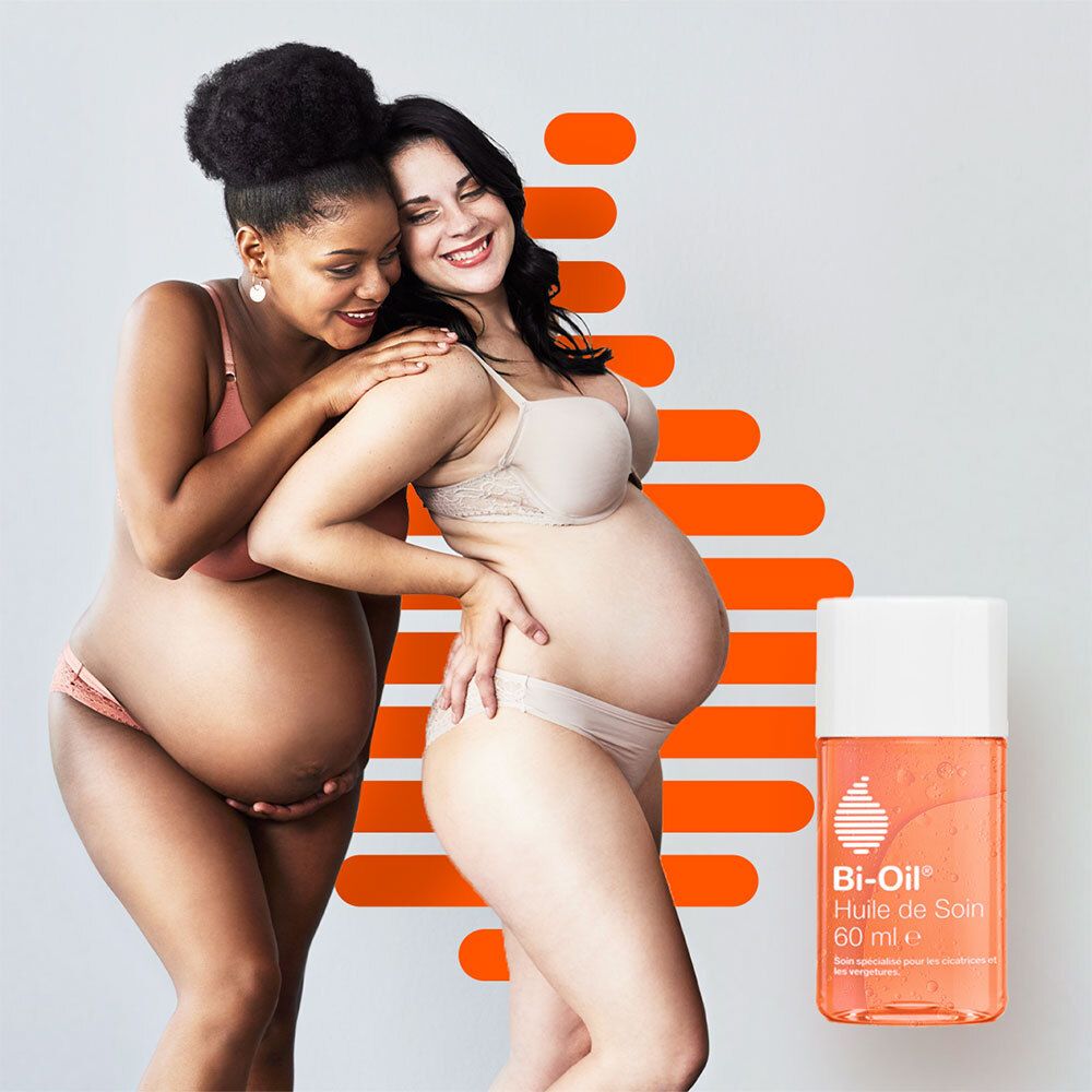 Bi-Oil, Pflegeöl. Flasche neben zwei schwangeren Frauen. Rosa Flüssigkeit. Orangefarbener Hintergrund.