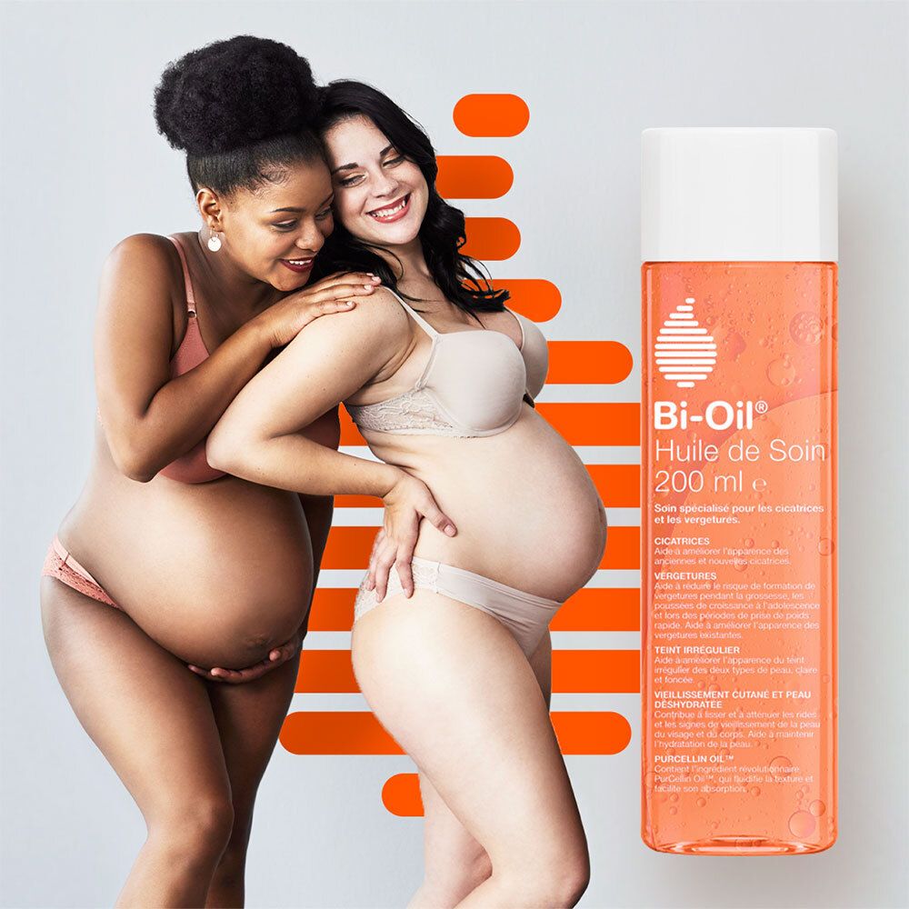 Deux femmes enceintes avec flacon Bi-Oil®. Liquide rose, bouchon blanc.