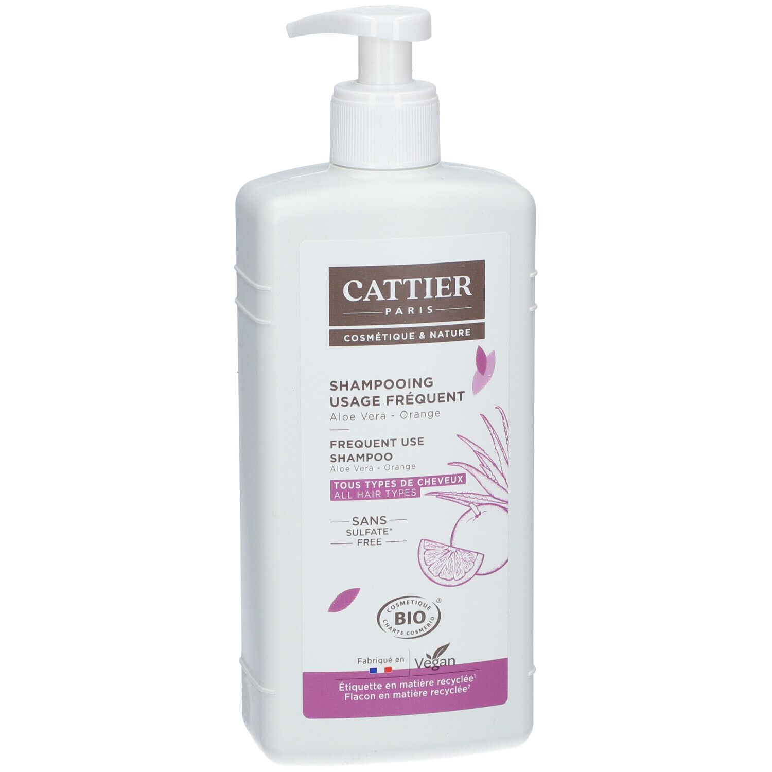 Flacon de shampooing blanc avec pompe. Inscription: CATTIER PARIS, Shampooing, Aloe Vera, Orange. Label Bio.