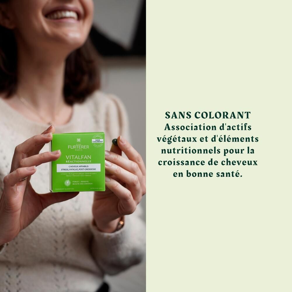 Femme tenant boîte verte. Texte: Sans colorant. Association d'actifs végétaux pour la croissance des cheveux en bonne santé.