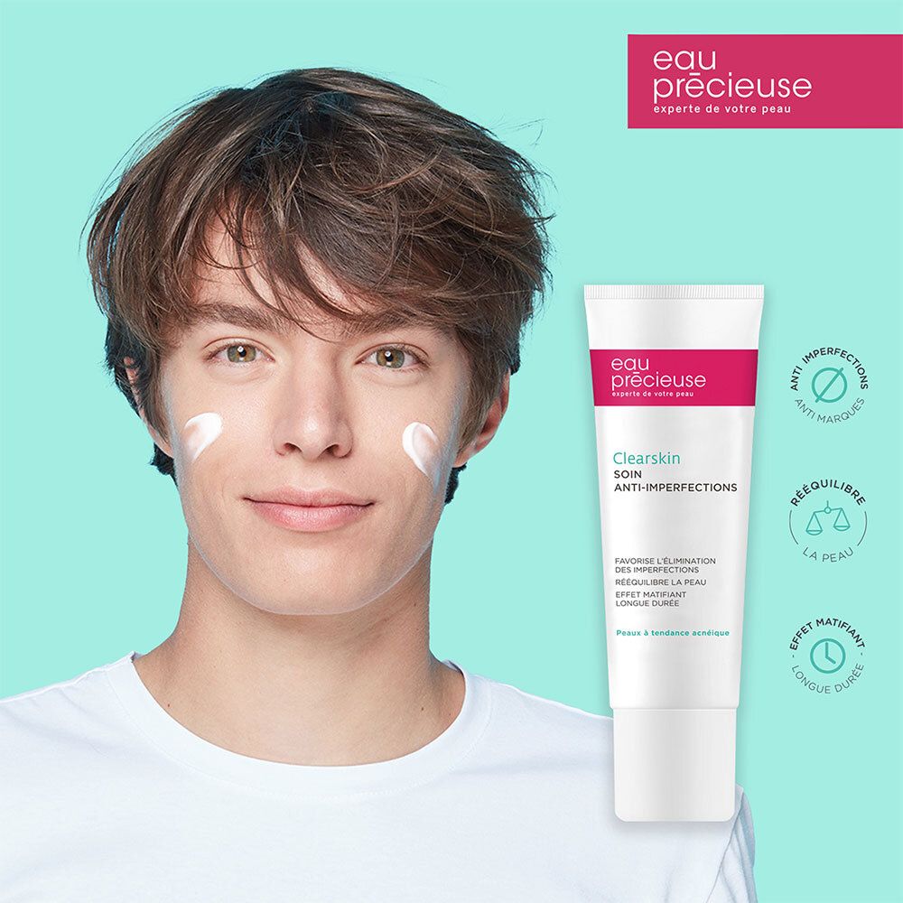 Homme avec crème sur le visage. Tube Eau Précieuse Clearskin Anti-Imperfections. Fond turquoise.