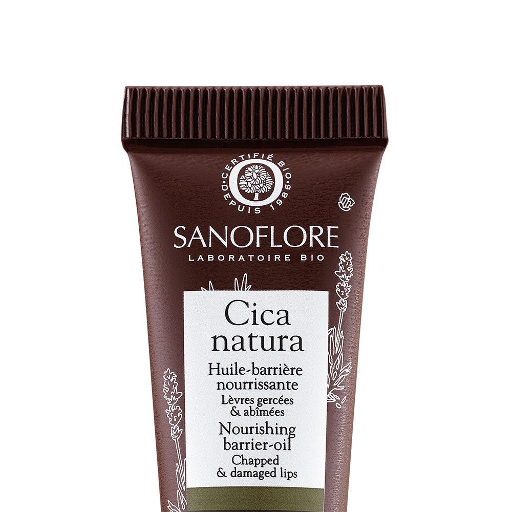 Gros plan du tube Sanoflore Cica natura. Texte : Huile-barrière nourrissante, lèvres gercées & abîmées, Nourishing barrier-oil.