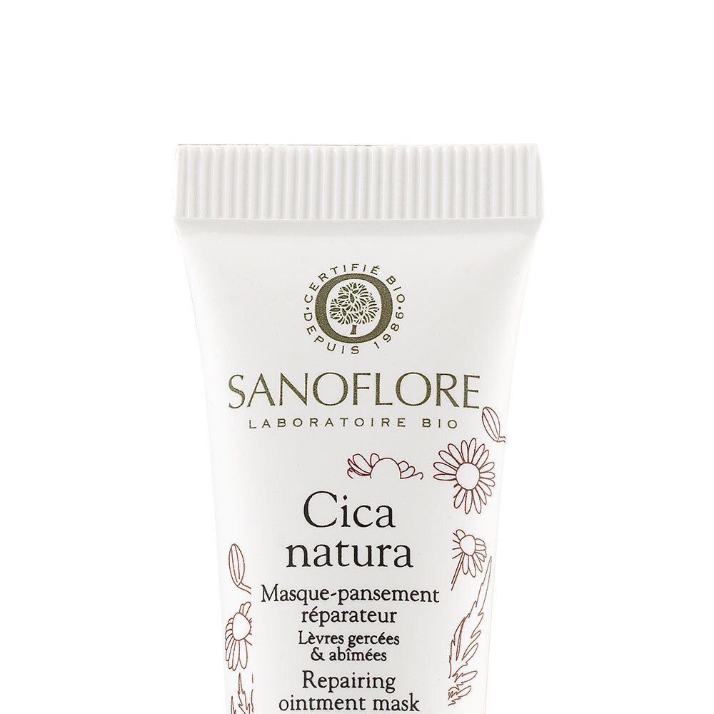 Gros plan sur le tube. Inscription: SANOFLORE, Cica natura, masque lèvres. Vegan et certification bio.