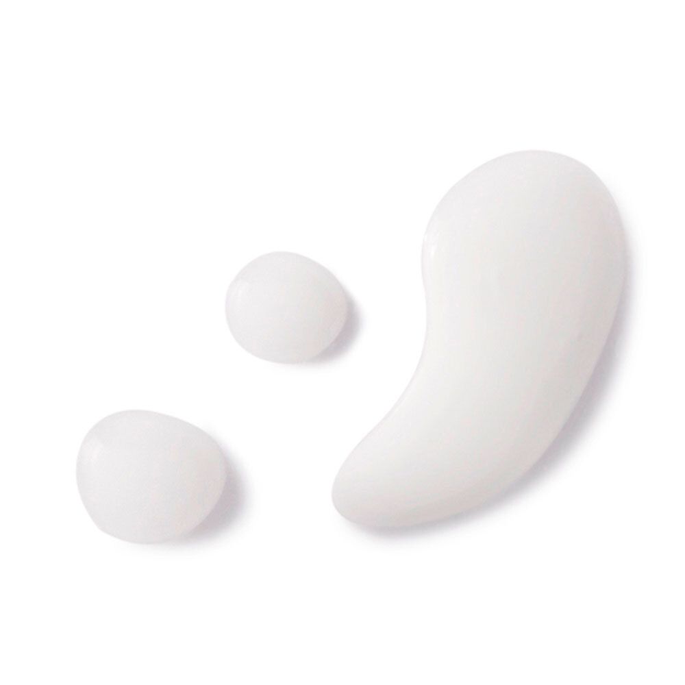 Trois gouttes blanches sur fond blanc.