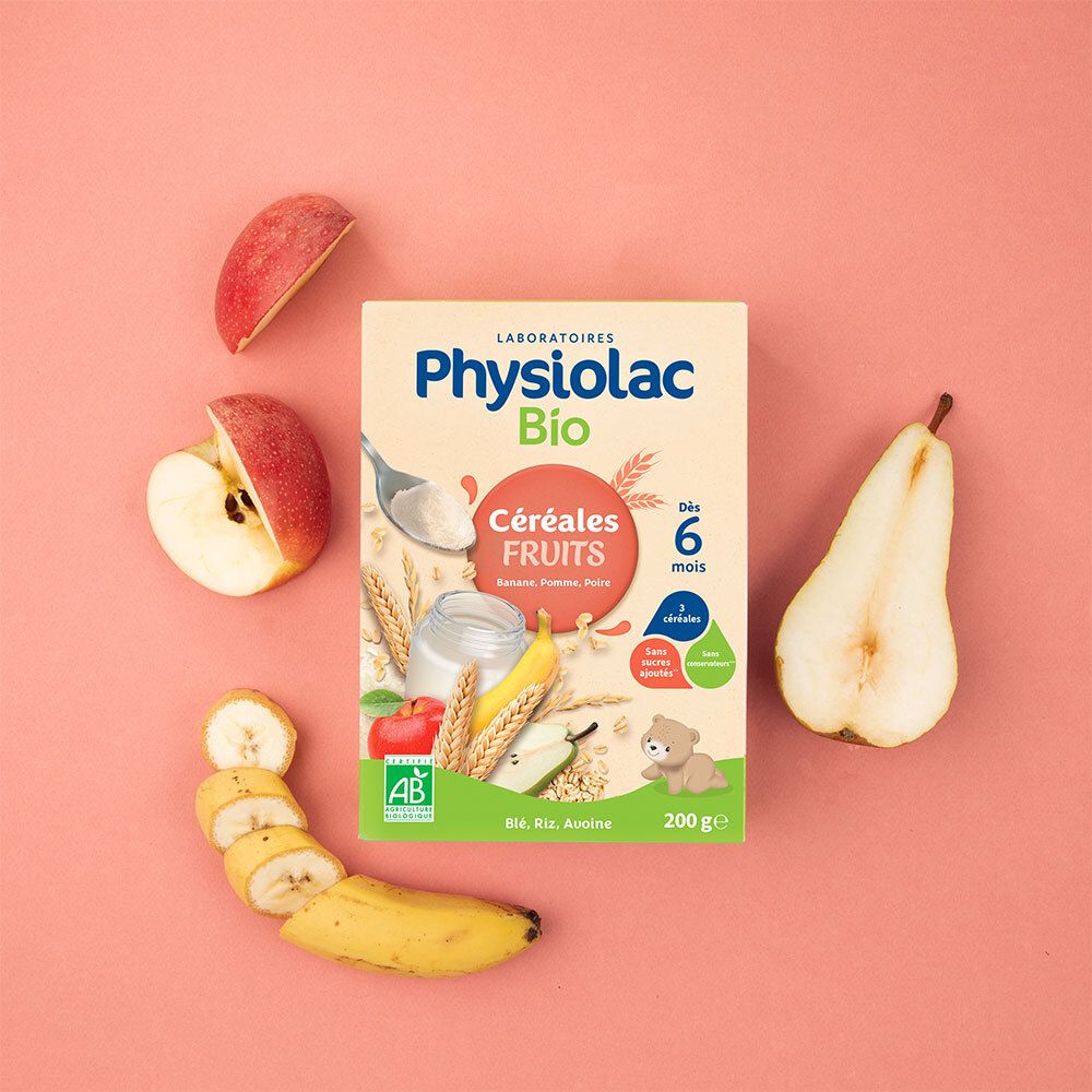 Boîte Physiolac Bio Céréales Fruits avec fruits sur fond rose. Image du produit et fruits.