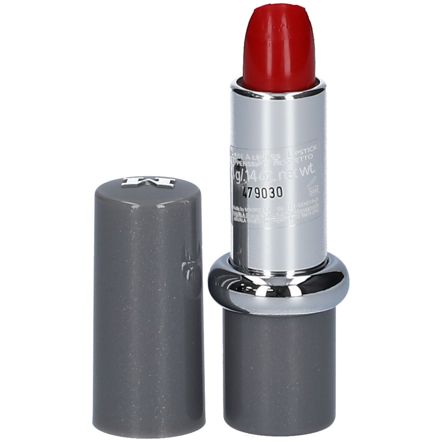 Rouge à lèvres rouge, étui argenté avec capuchon gris. Capuchon à côté. Haut du rouge à lèvres visible.