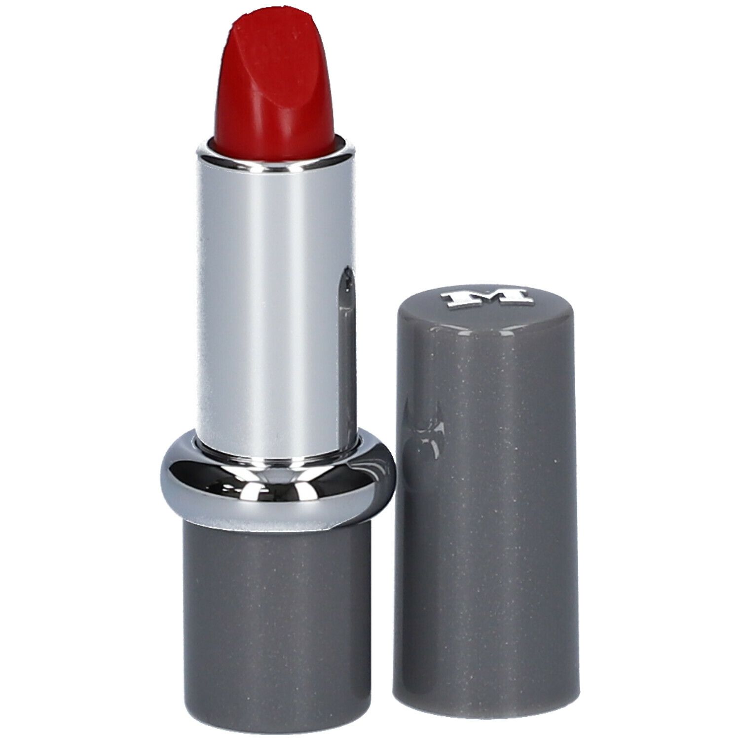 Rouge à lèvres rouge, étui argenté avec capuchon gris. Capuchon à côté. Haut du rouge à lèvres visible.
