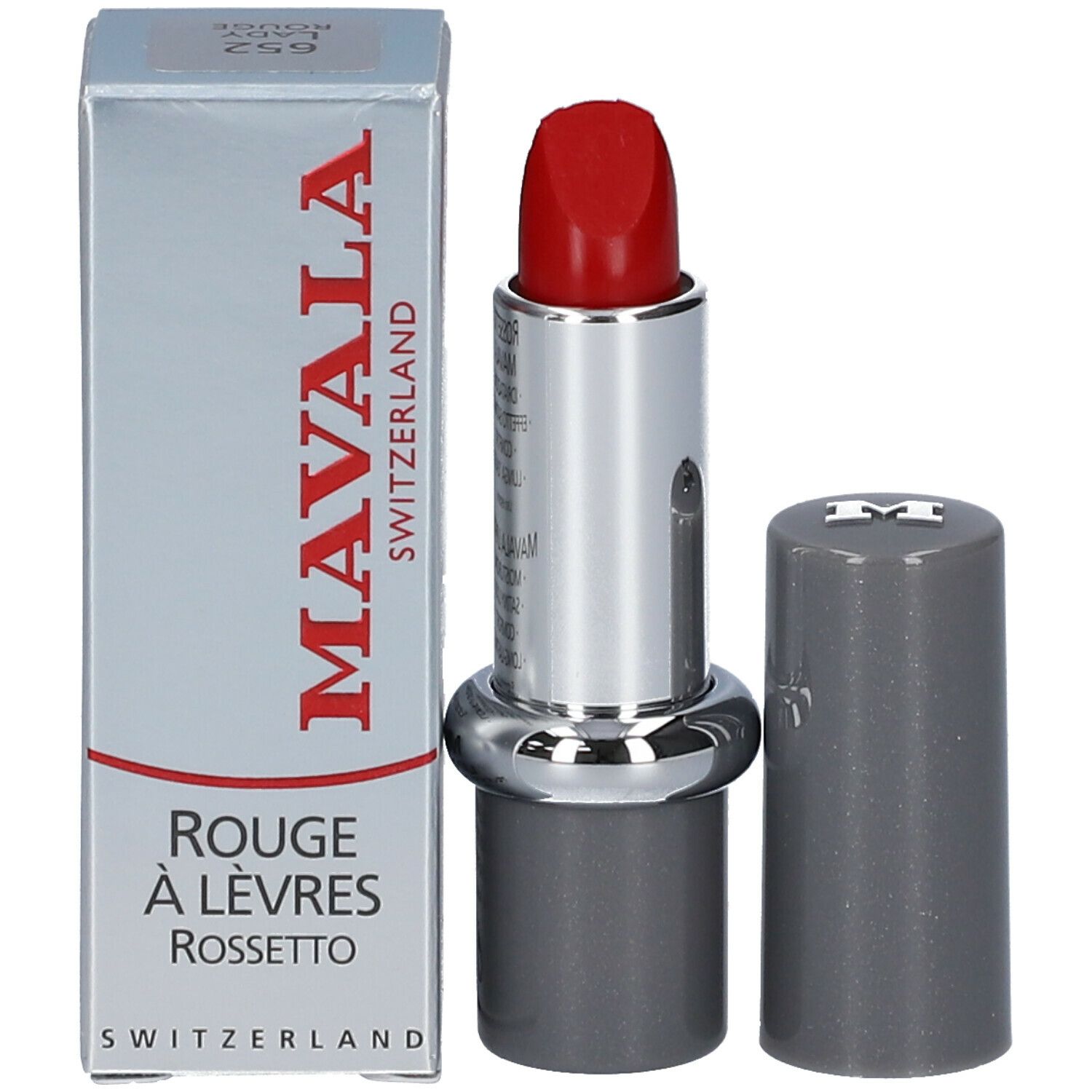 Rouge à lèvres rouge, étui argenté avec capuchon gris. Capuchon à côté. Haut du rouge à lèvres visible. Boîte à côté.