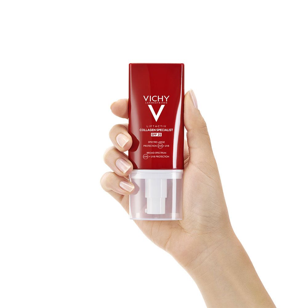 Hand hält rote Tube mit weißem Spender. Vichy-Logo und Produktbezeichnung.