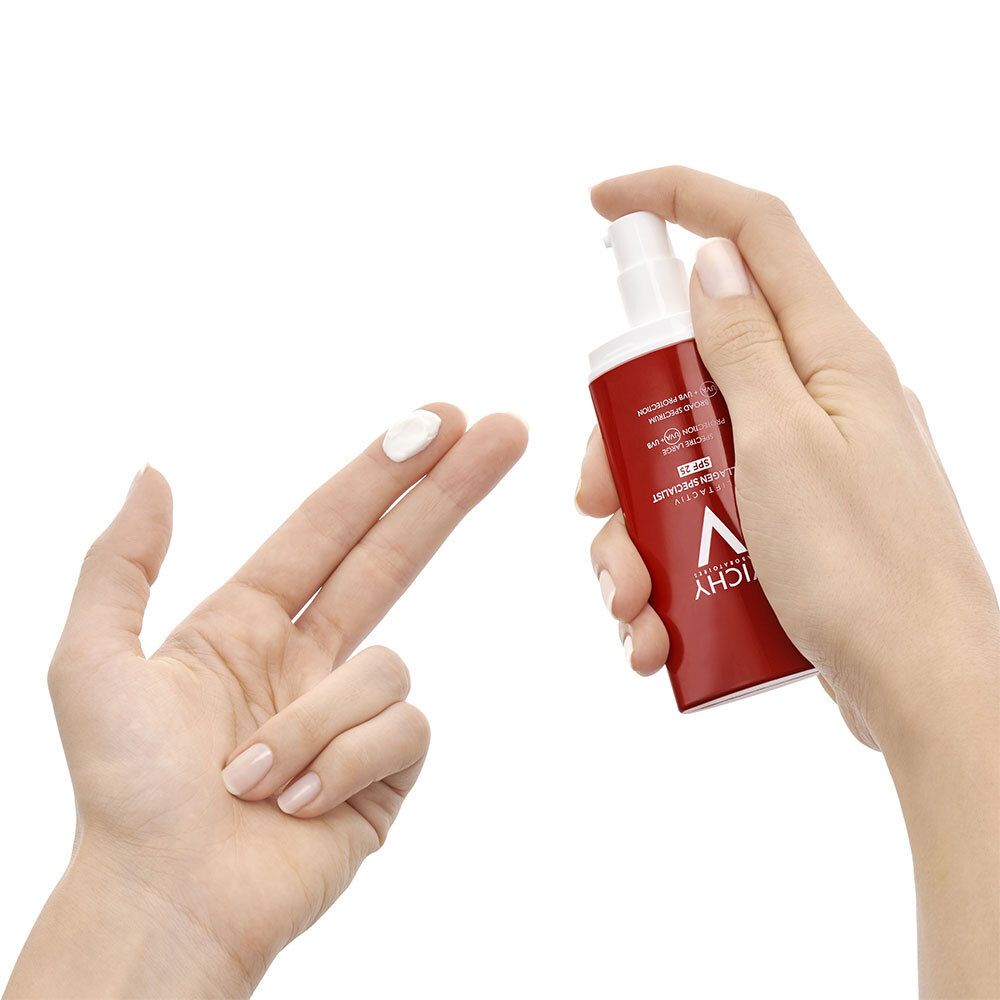 Hände mit Produkt. Creme auf Finger. Rote Tube mit weißem Spender.