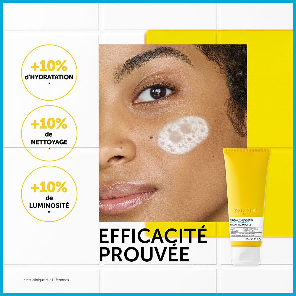 Visage d'une femme avec mousse. Texte: +10% Hydratation, +10% Nettoyage, +10% Luminosité. Produit à côté.