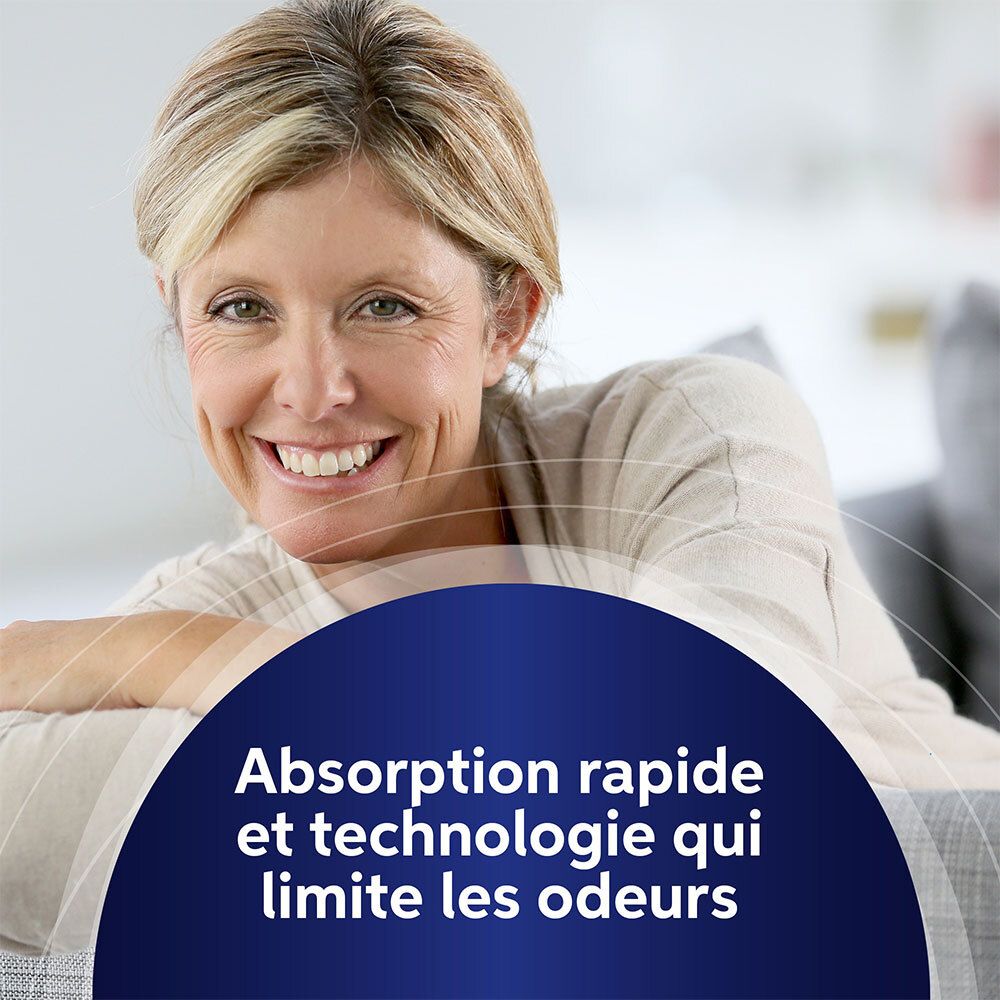 Femme souriante. Texte: Absorption rapide et technologie qui limite les odeurs. Fond bleu.