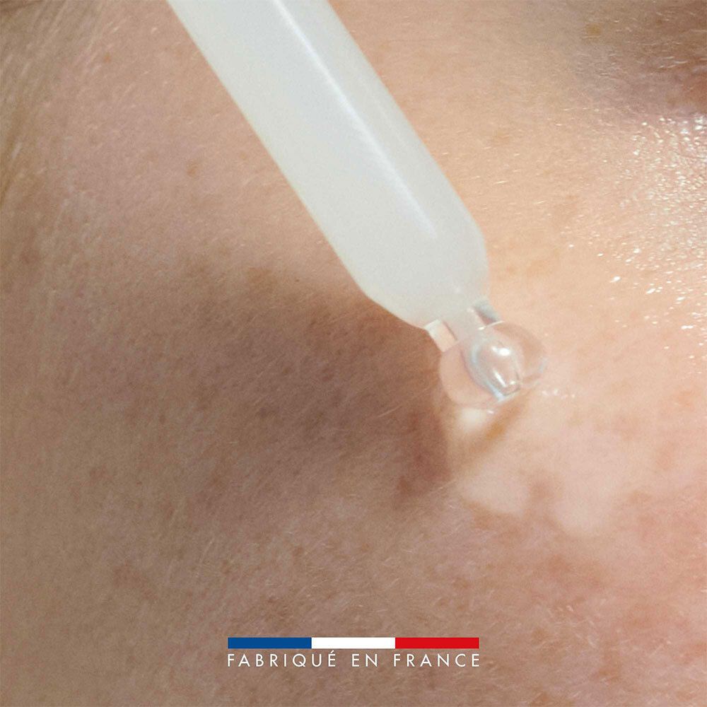 Peau avec gouttelettes. Pipette avec liquide. Texte : Fabriqué en France.