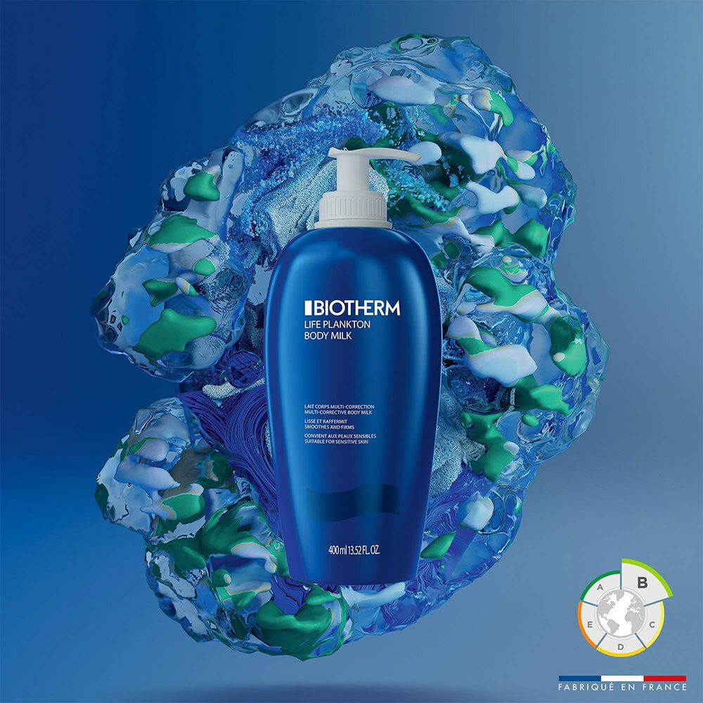 Blaue Flasche mit weißem Pumpverschluss vor abstraktem Hintergrund. Aufschrift: BIOTHERM, Life Plankton Body Milk.
