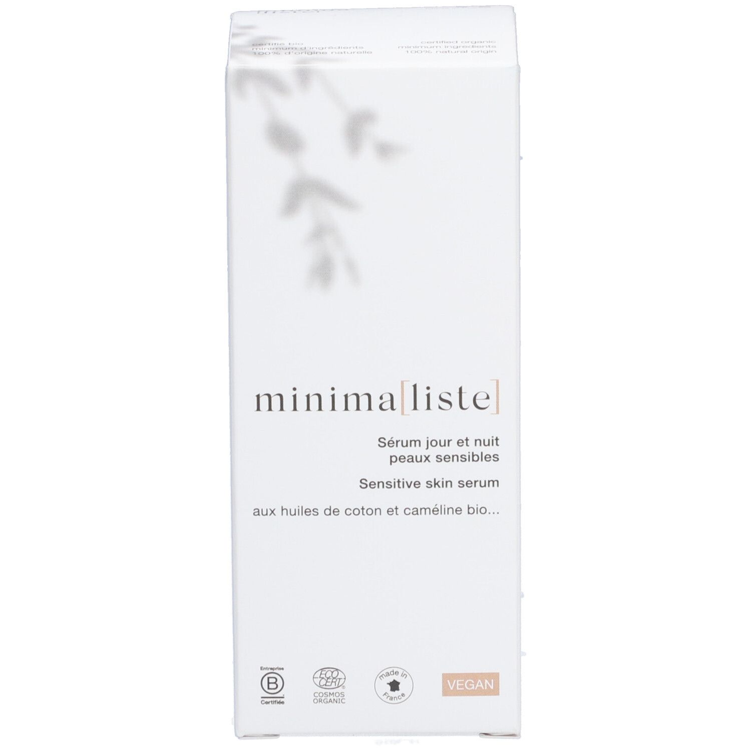 Emballage avec inscription : minimaliste. Sérum pour peaux sensibles. Vegan, certification bio.