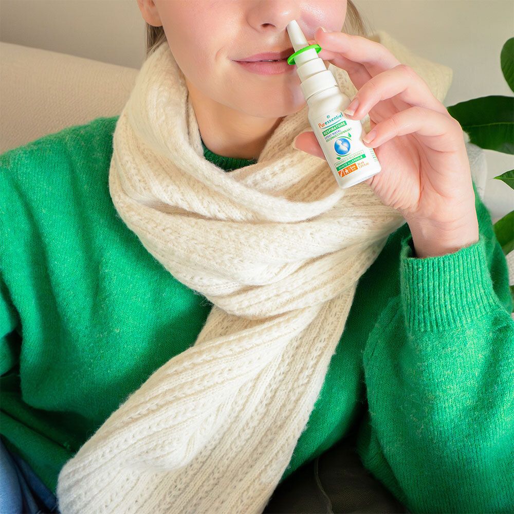 Spray nasal avec bouchon vert. Texte: PURESSENTIEL RESPIRATOIRE RESP OK. Contre rhume et sinusite.