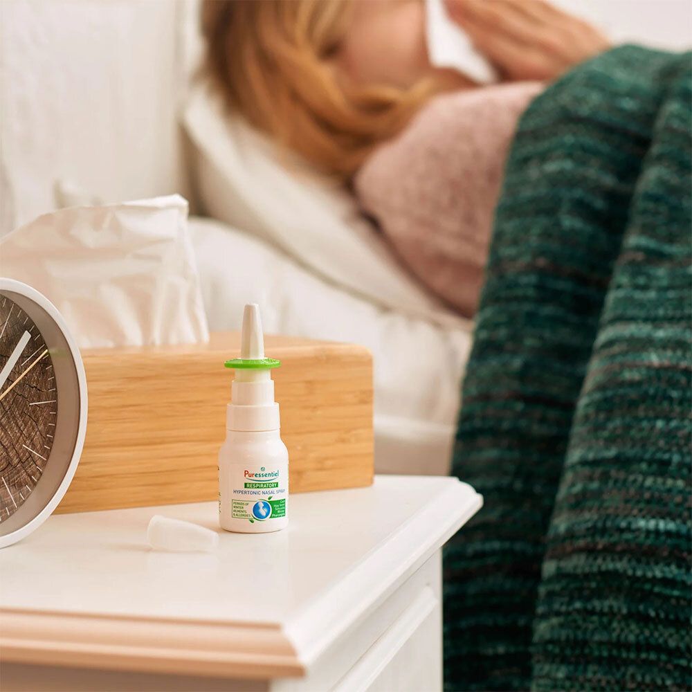 Spray nasal avec bouchon vert. Labels: Fabriqué en France, 100% naturel, vegan, sans cruauté. Texte: PURESSENTIEL.