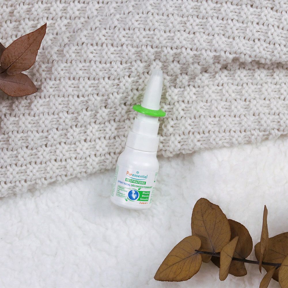 Spray nasal avec bouchon vert, tenu dans une main. Texte: PURESSENTIEL RESPIRATOIRE RESP OK. 15 ml, 10 cm.