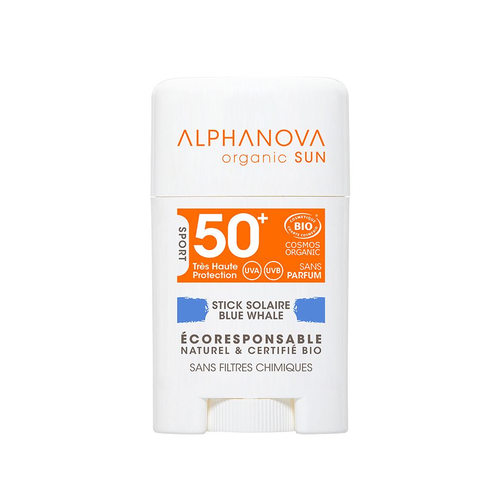 Witte zonnebrandstick met oranje en blauwe tekst. Tekst: Alphanova, SPF 50+, Stick Solaire Blue Whale, bio-certificering. Gezichtsbescherming.
