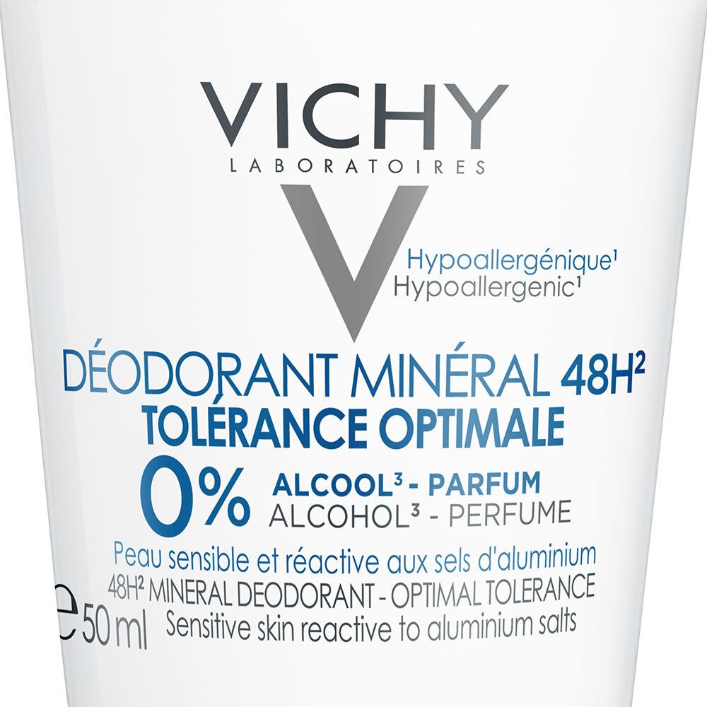 Gros plan sur l'étiquette du déodorant. Logo VICHY, texte: 0% alcool, 48H, tolérance optimale.