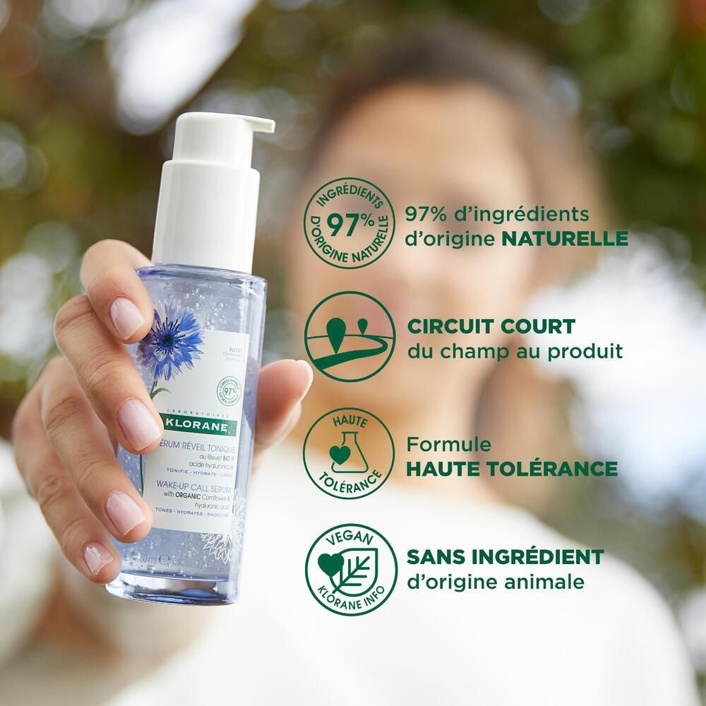 Personne tenant un flacon. Logos: 97% ingrédients naturels, Circuit court, Haute tolérance, Vegan. Texte: Sans ingrédients d'origine animale.