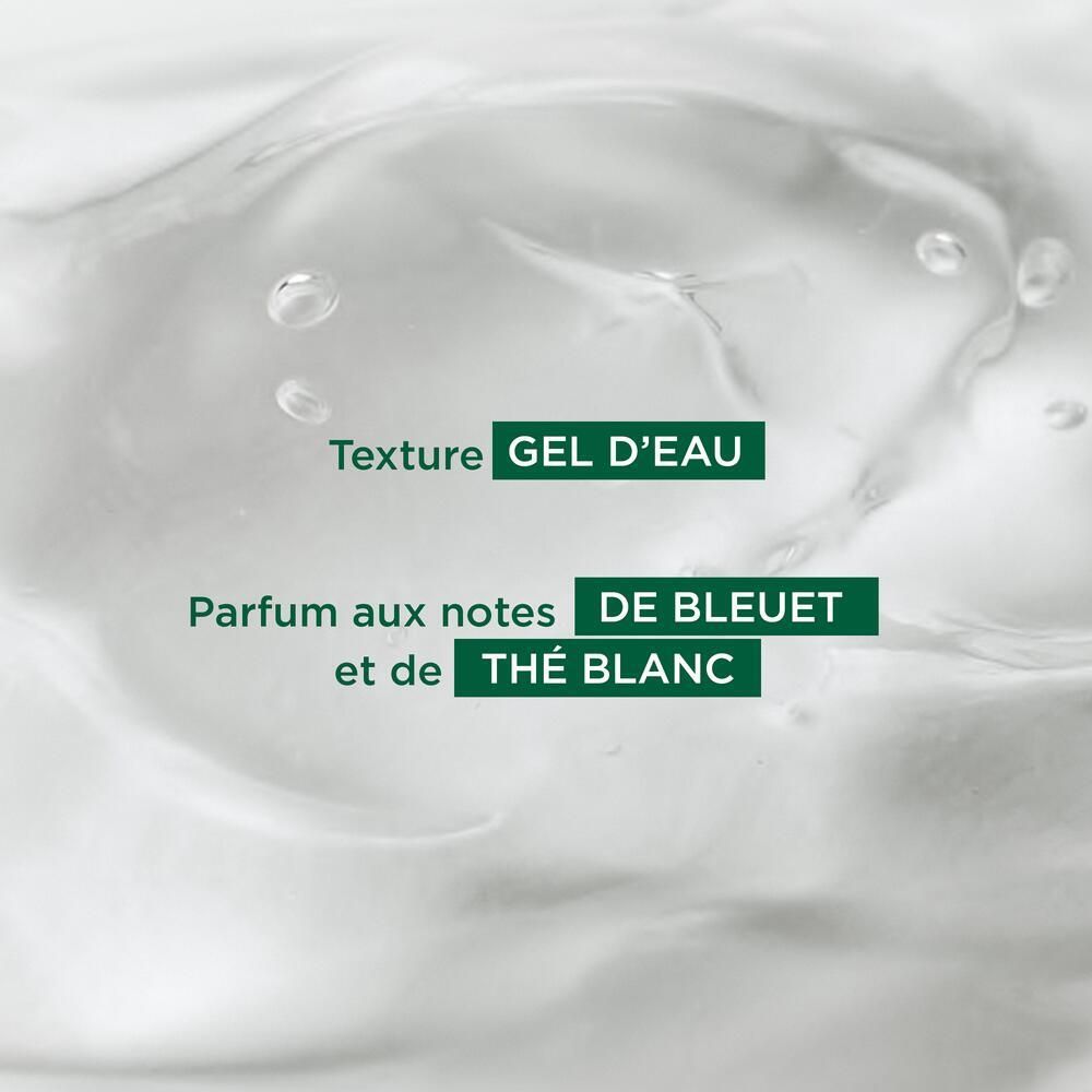 Gros plan sur une texture gel transparente. Texte : 'Gel d'eau' et 'de Bleuet et de Thé Blanc'.