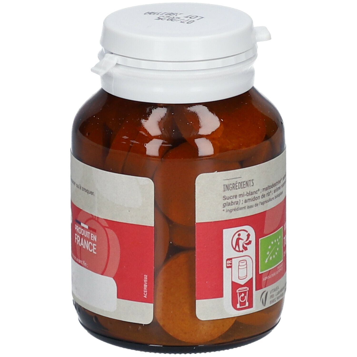 Flacon en verre brun avec bouchon blanc. Étiquette rouge avec texte: Produit en France. Label bio et autres symboles.