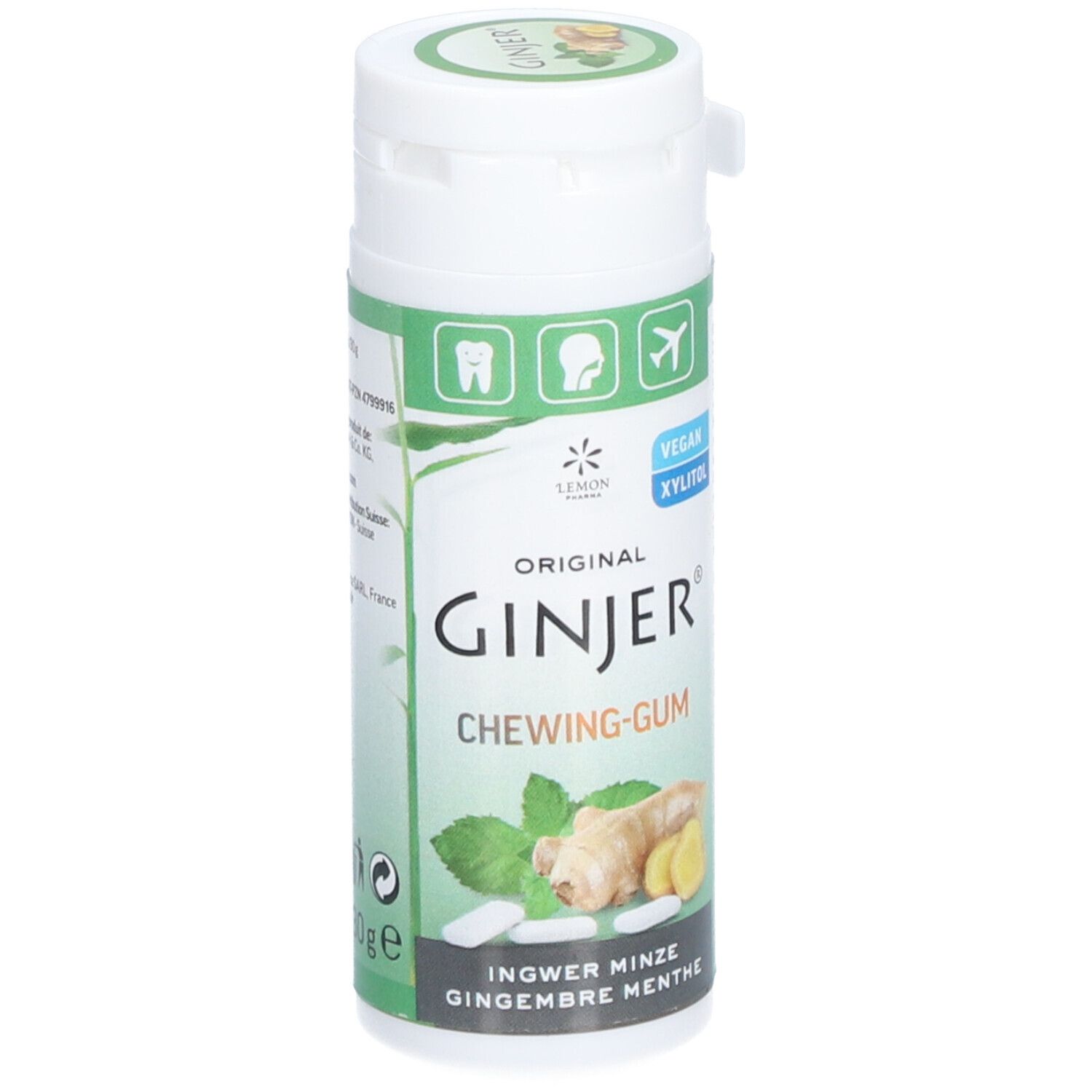 Boîte blanche avec étiquette verte. Inscription : GINJER CHEWING-GUM. Illustration de gingembre et menthe. Vegan, Xylitol.