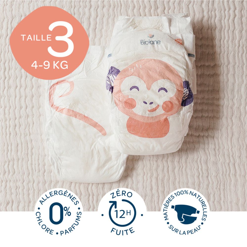 Couche Biolane, Gr. 3, ouverte. Inscriptions : Taille 3, 4-9 kg, 0% chlore, parfum, 12h protection. Illustration singe.