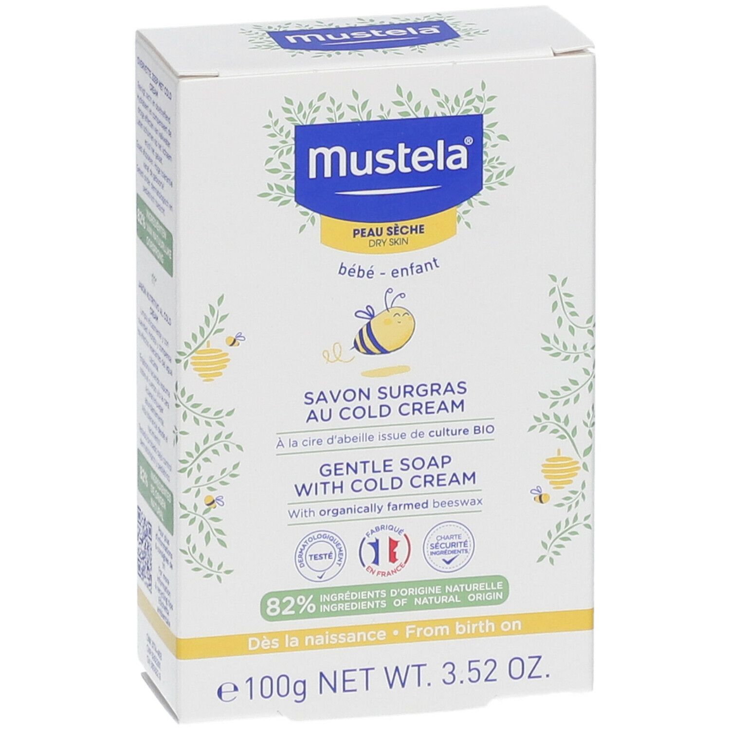 Karton mit Seife. Aufschrift: Mustela, Peau Seche, bébé-enfant, Savon surgras au Cold Cream. 82% Inhaltsstoffe natürlichen Ursprungs.