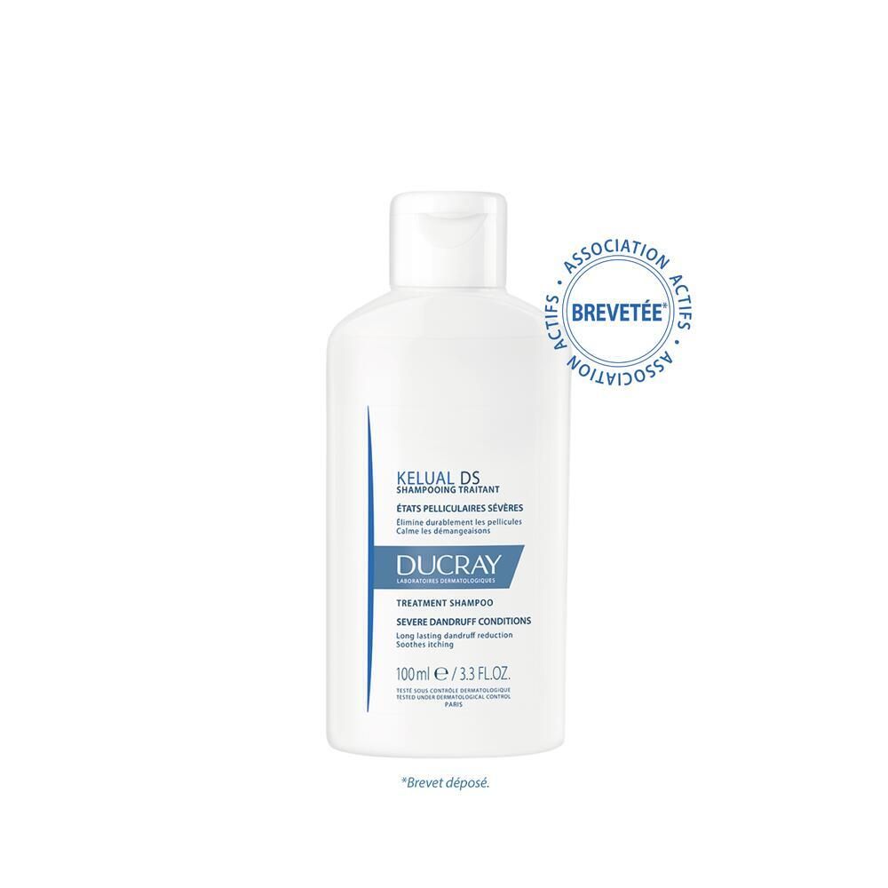 Flacon blanc avec étiquette bleue. Inscription : KELUAL DS Shampooing Traitant. Avec logo de certification.
