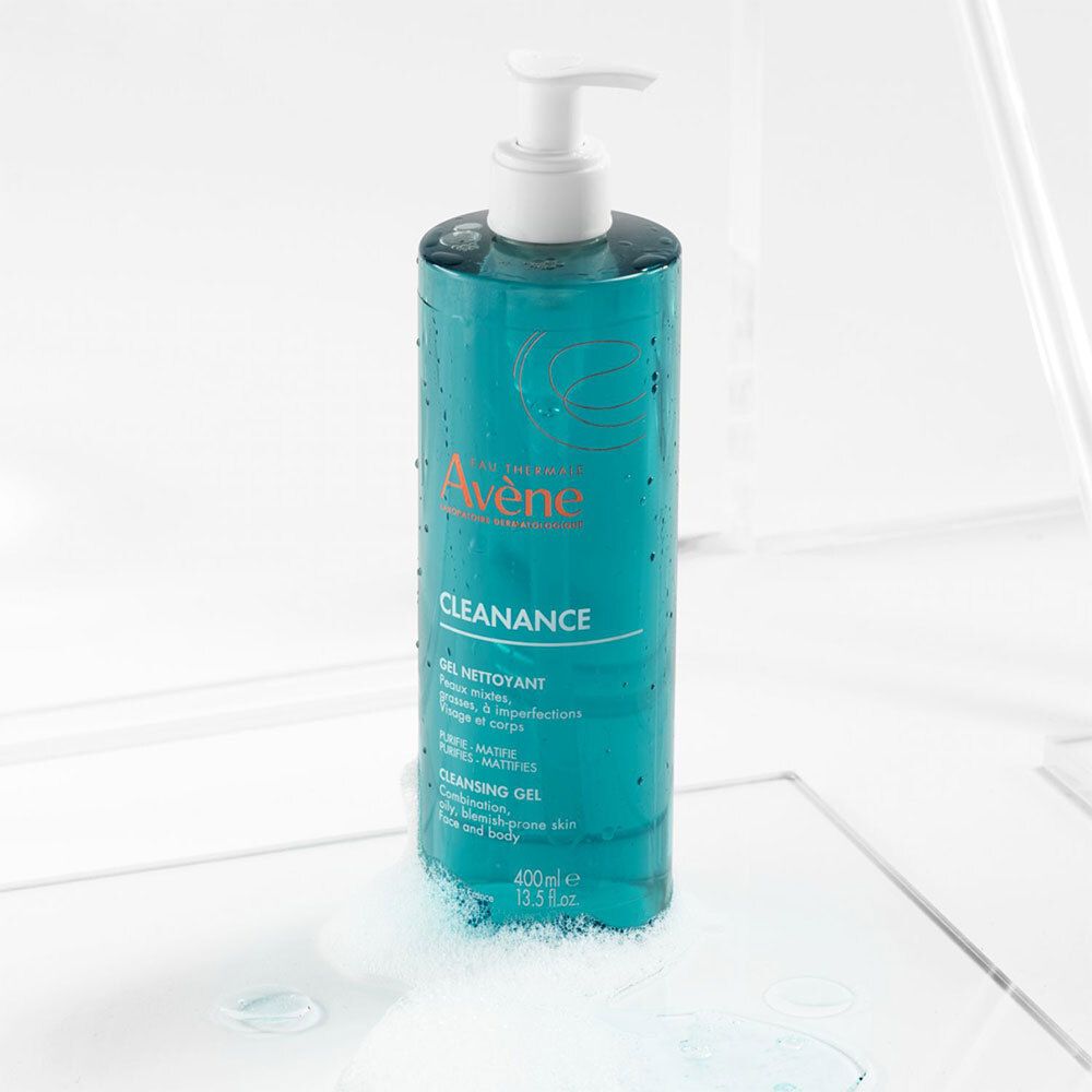 Flacon turquoise avec pompe blanche. Inscription: Avene Cleanance, Gel Nettoyant, 400ml.