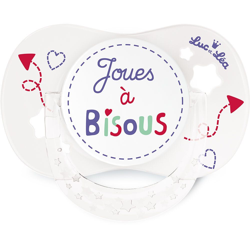 Sucette blanche avec inscription "Joues à Bisous". Flèches et coeurs rouges. Détails en forme d'étoiles. Marque Luc et Léa.