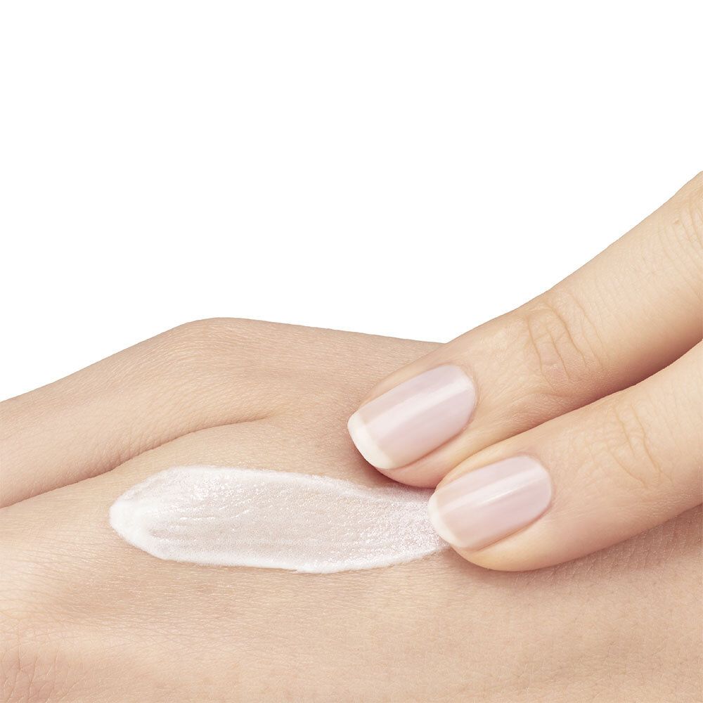 Main avec crème sur la peau. Trace de crème sur la paume. Peau claire.
