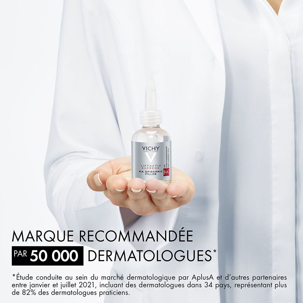 Une main tient un flacon de sérum. Texte : Marque recommandée par 50 000 dermatologues.
