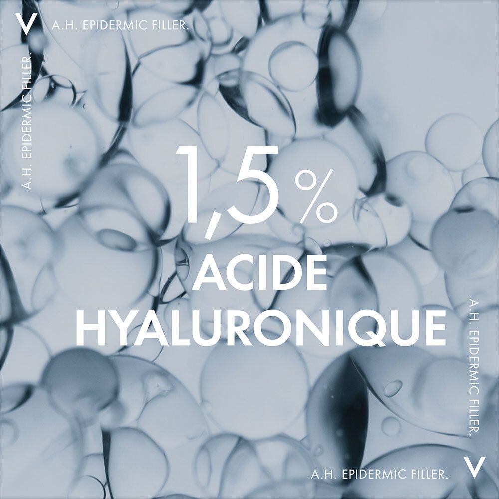 Gros plan sur des gouttes d'eau. Texte : 1,5% acide hyaluronique.