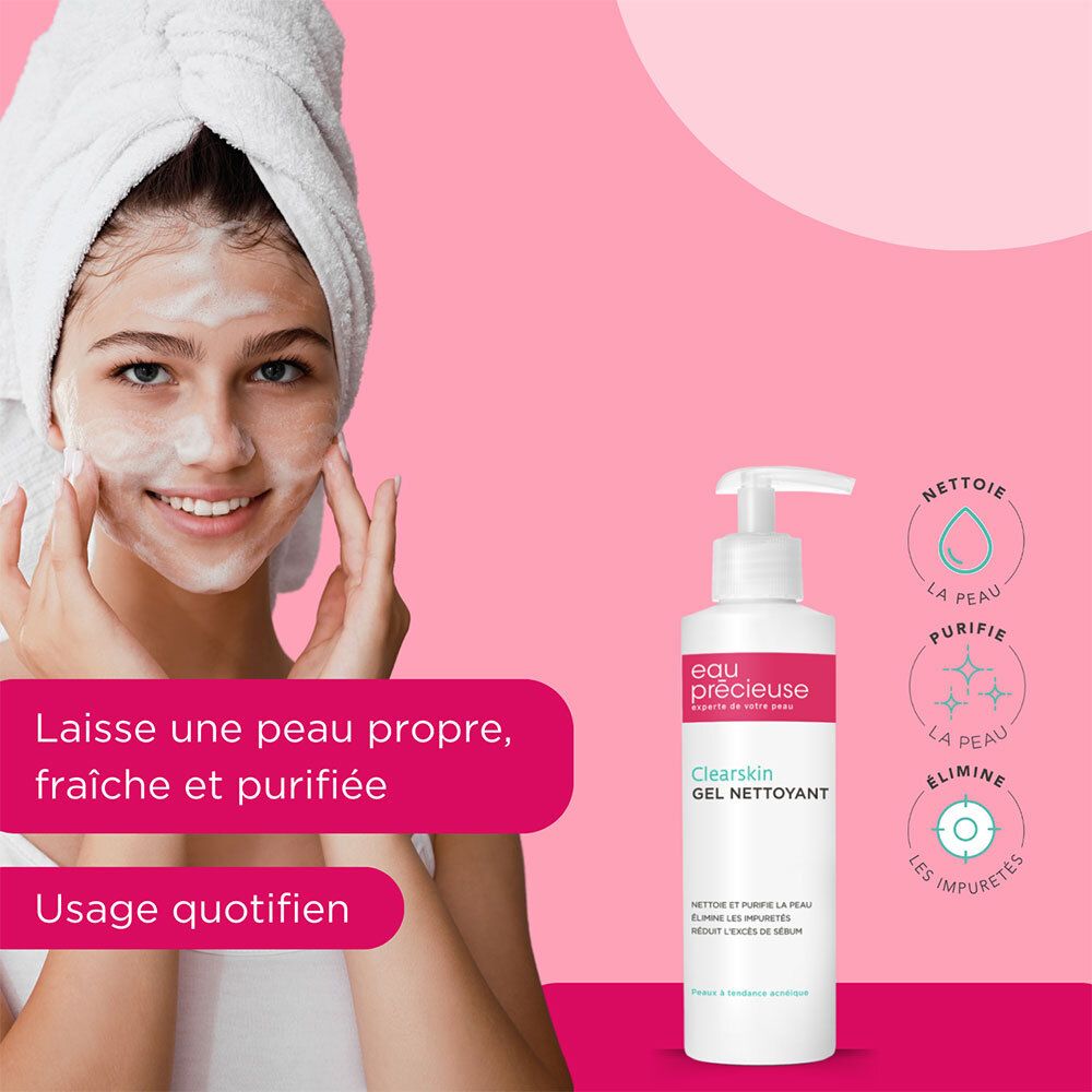 Jeune femme avec une serviette sur la tête, visage couvert de mousse. Flacon eau précieuse Clearskin.