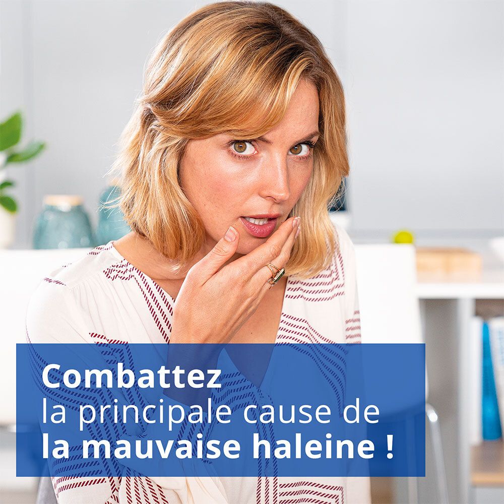 Femme avec la main sur la bouche. Texte : Combattez la principale cause de la mauvaise haleine !