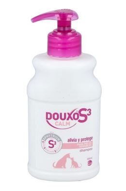 Weiße Flasche mit rosa Pumpkopf. Aufschrift Douxo S3 Calm. Für Hunde & Katzen. Mit rosa Logo und Text.