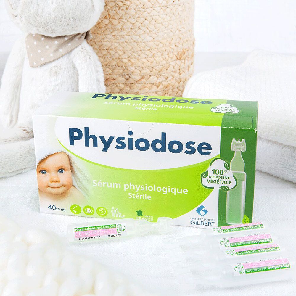 Boîte Physiodose avec unidoses. Sur une table avec serviettes et décoration.