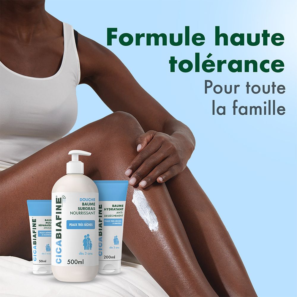 Femme avec baume sur la jambe. Produits: flacons et tubes CicaBiafine®. Texte: Formule haute tolérance. Pour toute la famille.