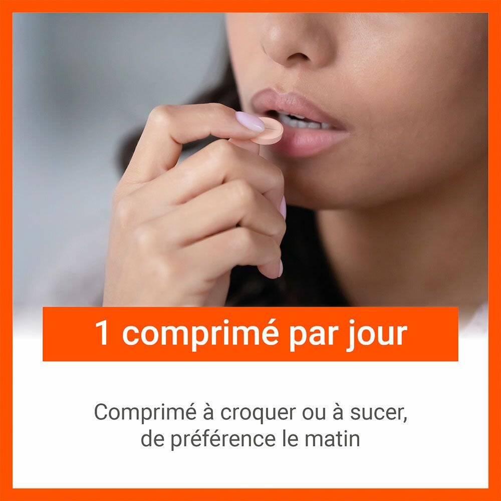 Personne prend un comprimé en bouche. Texte: 1 comprimé par jour. À croquer ou sucer, de préférence le matin.