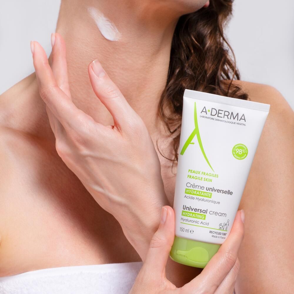 Femme tenant un tube. Crème appliquée sur le cou. Logo A-DERMA visible. Tube avec bouchon vert.