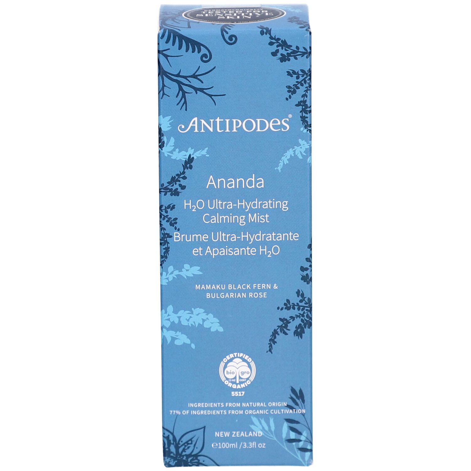 Blau-weiße Produktverpackung. Schriftzug ANTIPODES, Ananda, H2O Ultra-Hydrating Calming Mist. Zertifizierungen und Inhaltsangaben.