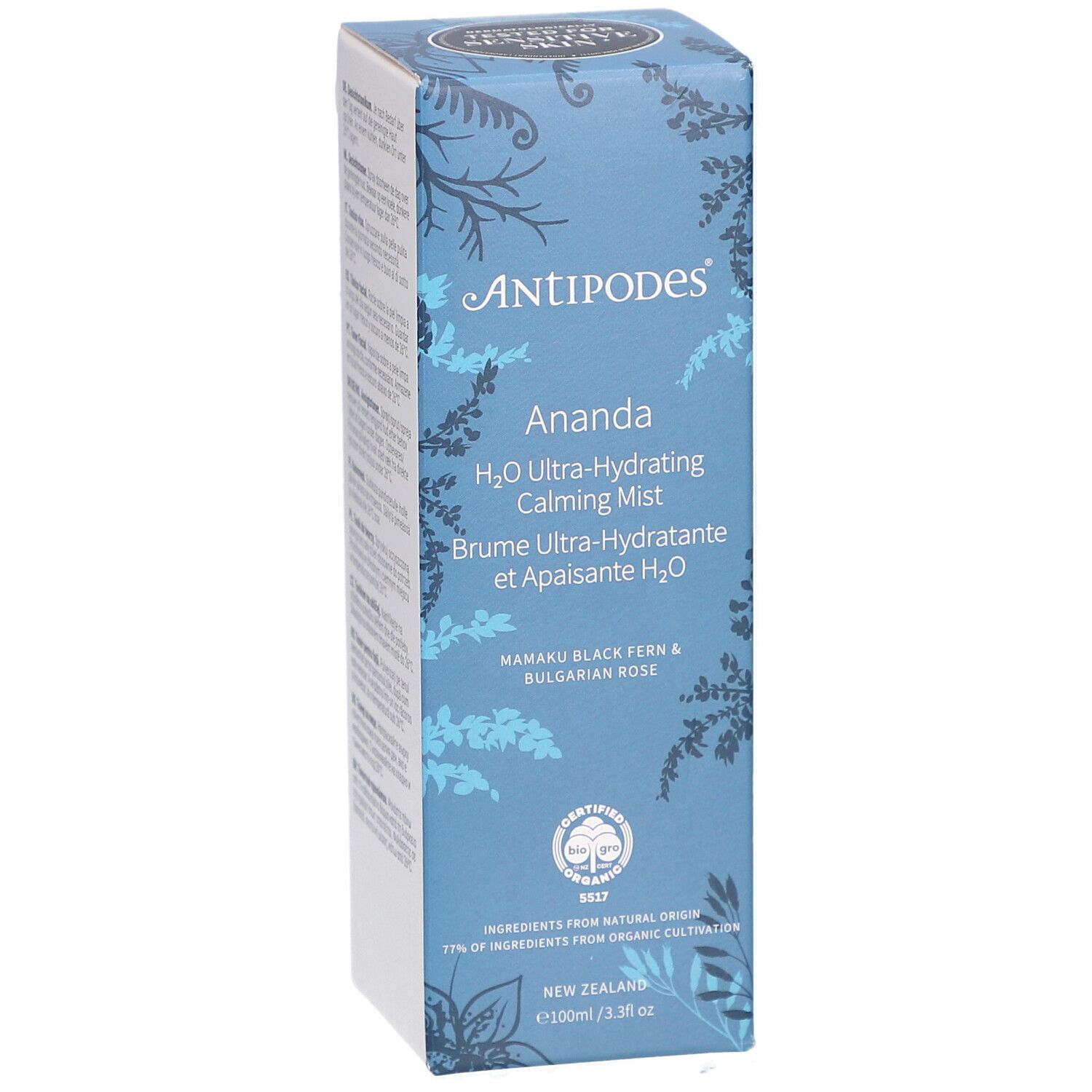 Blau-weiße Produktverpackung. Schriftzug ANTIPODES, Ananda, H2O Ultra-Hydrating Calming Mist. Zertifizierungen und Inhaltsangaben.