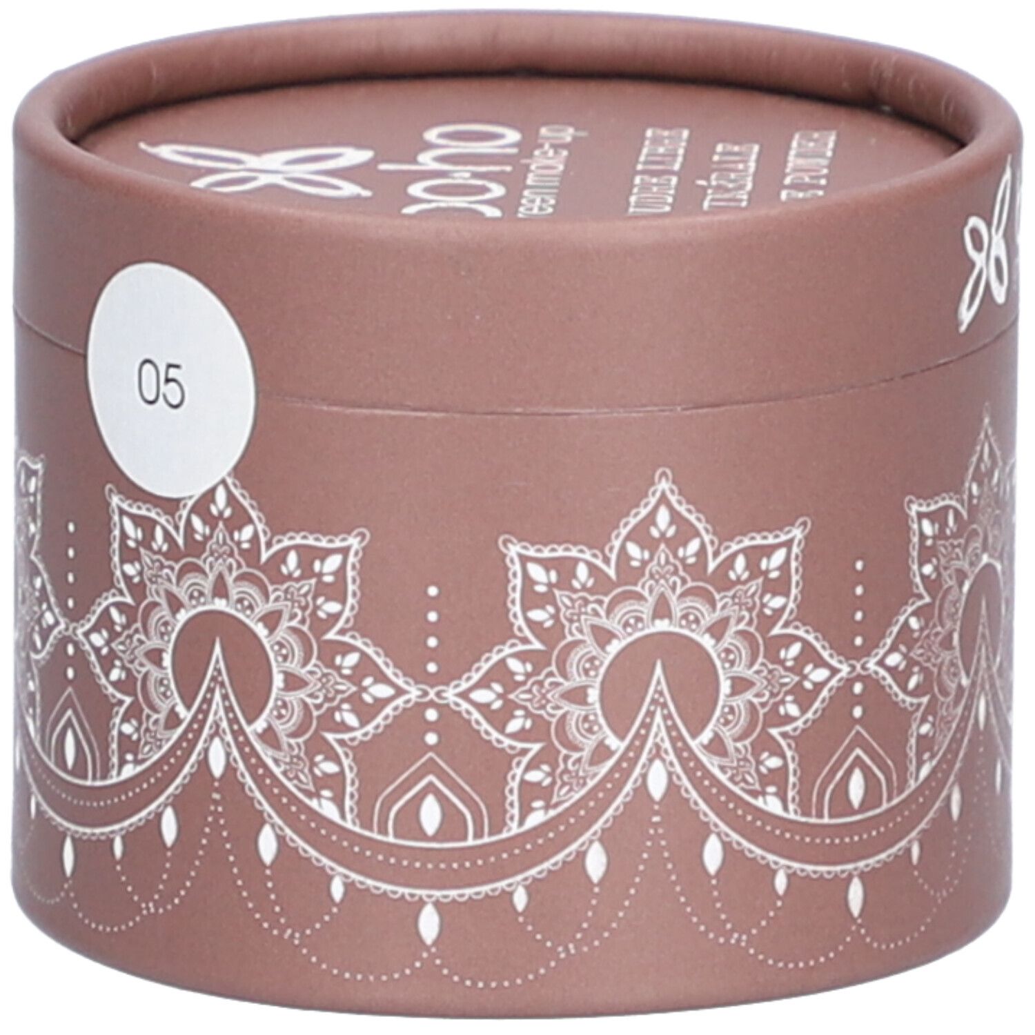Emballage rond marron avec motif mandala blanc et logo. Autocollant '05'. Texte: bo-ho green make-up, Poudre Libre.